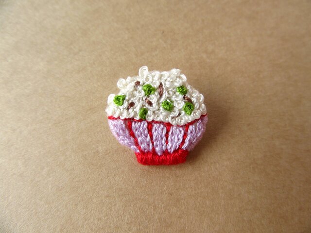 『枝まめと塩こんぶのごはん』手刺繍ブローチの画像1枚目