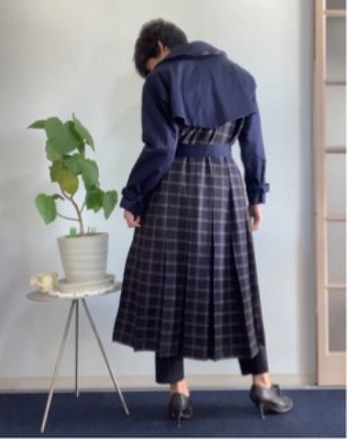 バックプリーツでオーバーサイズのトレンチコート ネイビーの画像1枚目