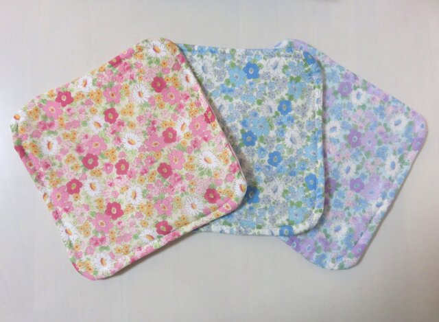 New*送料無料*8重ガーゼミニハンカチ3枚セット*YUWA小花柄の画像1枚目