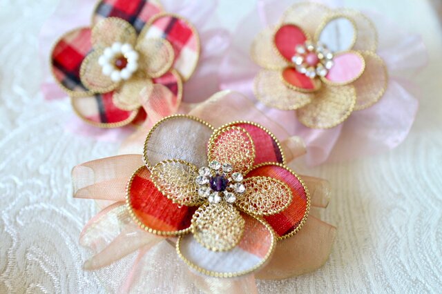 リボン付き和布ブローチ 赤（結城紬&ワイヤー） | iichi 日々の暮らし