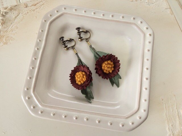 〈染め花〉秋色のmini daisy イヤリング(ブラウン)の画像1枚目