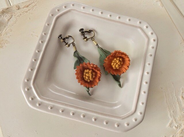 〈染め花〉秋色のmini daisy イヤリング(渋いオレンジ)の画像1枚目