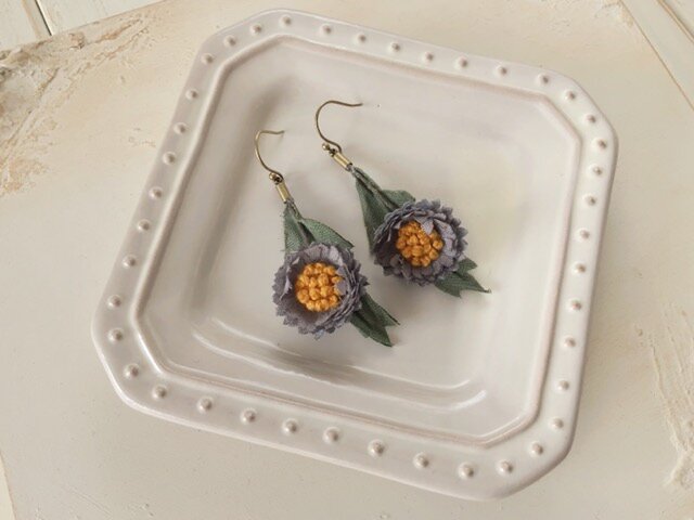 〈染め花〉秋色のmini daisy ピアス(グレー)の画像1枚目