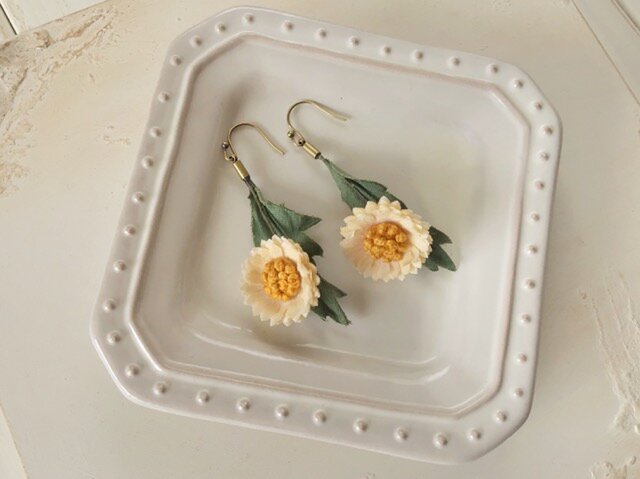 〈染め花〉秋色のmini daisy ピアス(オフホワイト)の画像1枚目