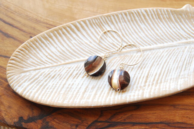 ブラウンマザーオブパールのピアス14kgf | iichi 日々の暮らしを