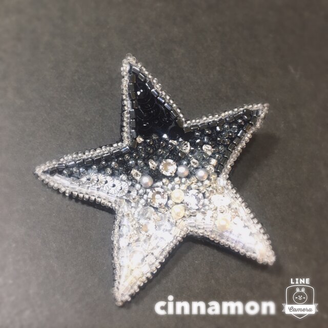 星のブローチ