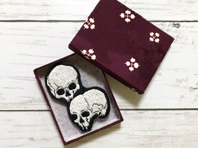 手刺繍日本画ブローチ＊伊藤若冲「髑髏図」 | iichi 日々の暮らしを