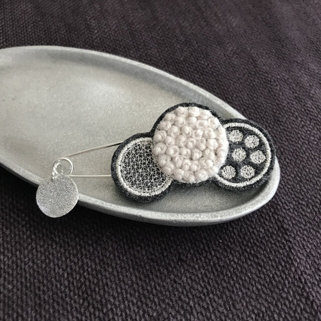 ふわもこ刺繍ドットストールピン(シルバー)【受注制作】の画像1枚目