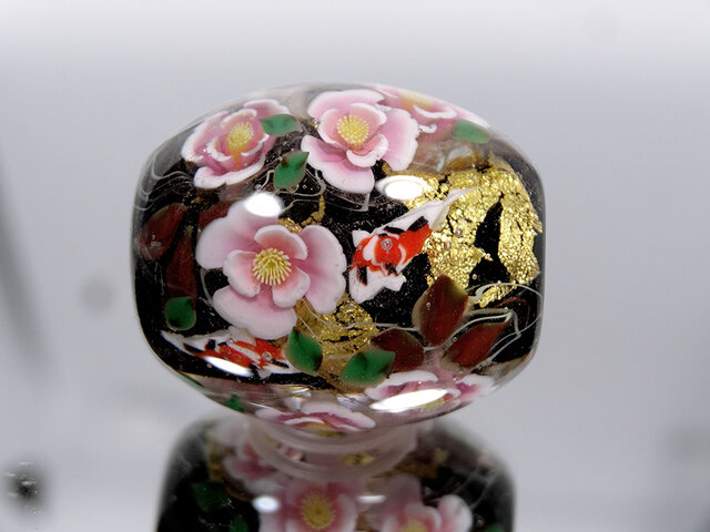 椿と錦鯉のとんぼ玉(ガラス玉)金箔入りの画像1枚目