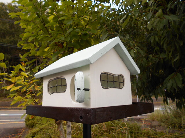 庭で野鳥観察！バードハウス 小鳥 ハウス オーナメント 庭 ガーデニング ハンドメイド 鉄 木製 庭の飾り ガーデン 三角屋根 3色選べる -  造園用工具、資材