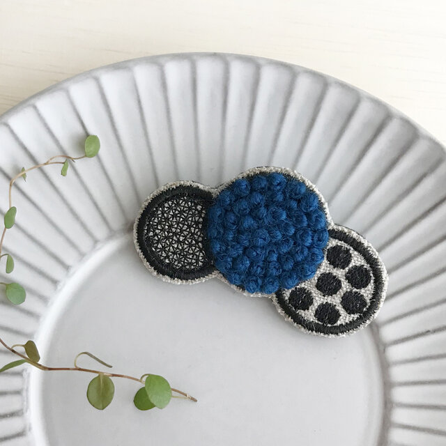 ふわもこ刺繍ドットブローチ(ブルー)【受注制作】の画像1枚目