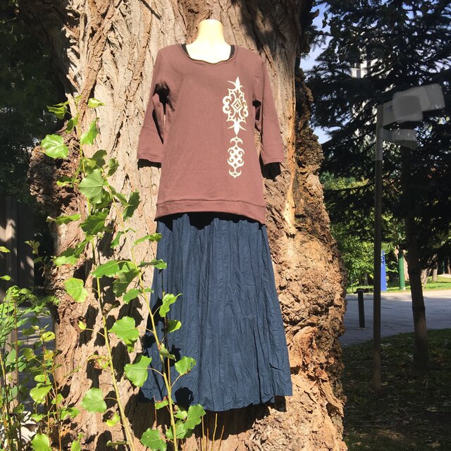 【Sold out】茶色 アイヌアレンジ柄 七分袖 カットソー レディース Mサイズの画像1枚目
