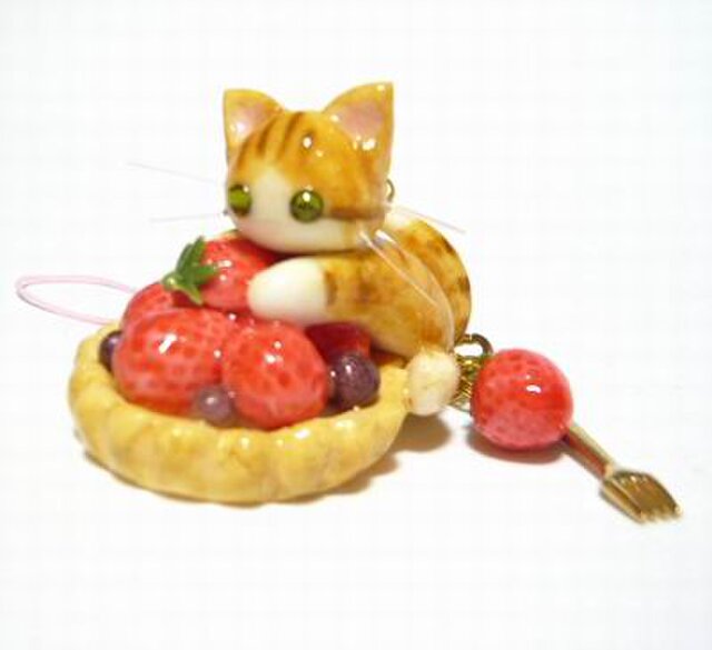 寝そべり白猫といちごマカロンチャーム フェイクスイーツ 猫 いちご