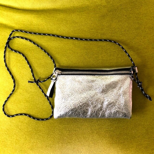 シルバーレザーのサコッシュ風スマホポーチ
