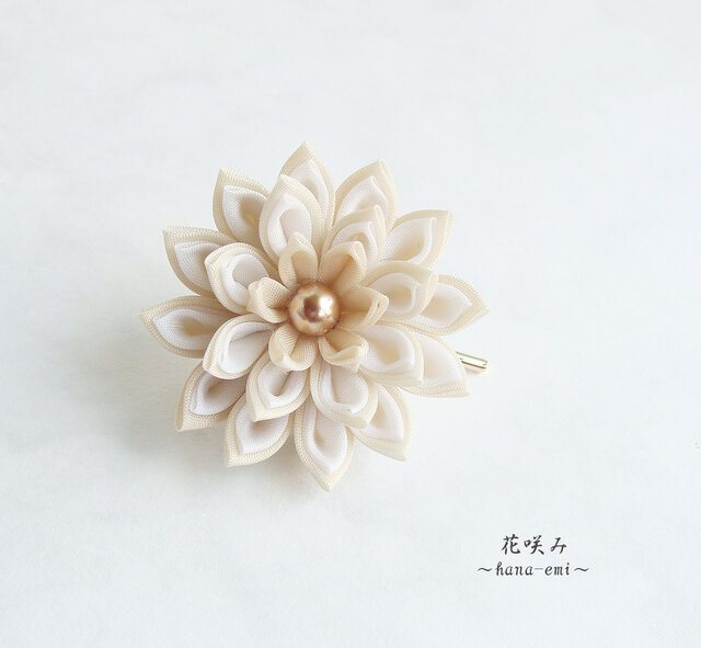 花咲み お花のポニーフック 白×ベージュ つまみ細工 | iichi 日々の