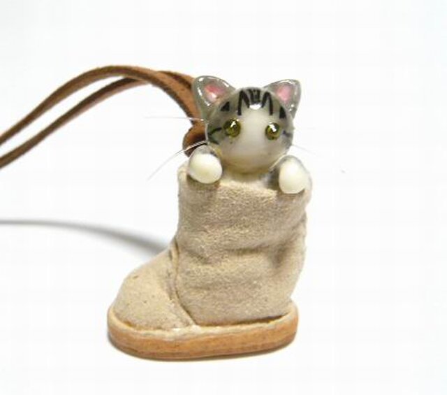 にゃんこのしっぽ〇くしゅっとブーツのネックレス〇アイボリー○猫ミニチュア○さばとら白猫の画像1枚目