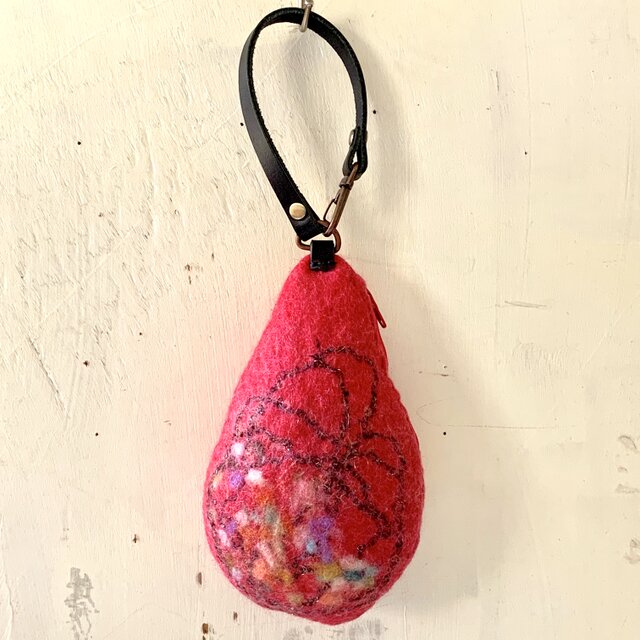 羊毛フェルトのカラフルしずくポーチ（スカーレット）