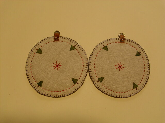 リネンと刺繍の丸いコースター2枚セット②の画像1枚目