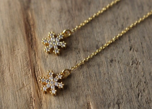 雪の結晶ピアス〈キュービックジルコニア〉ゴールドカラー 雪の結晶