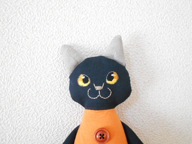 金目の黒猫の画像1枚目