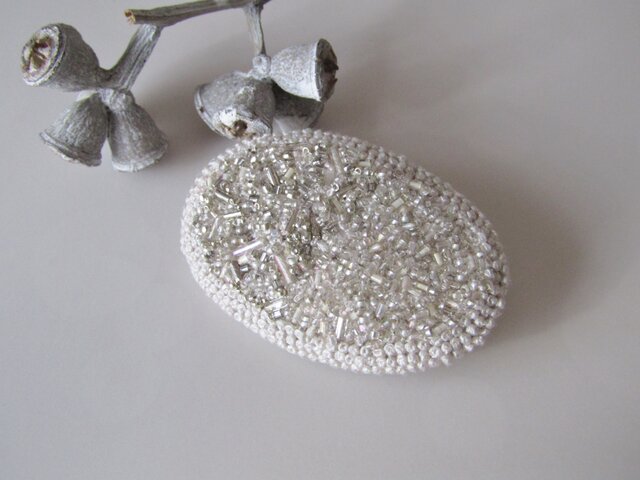 un「neige」手刺繍ブローチの画像1枚目