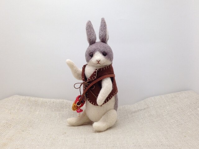 チョッキを着たウサギさん(灰)の画像1枚目