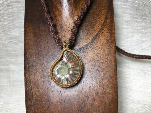 ギラギラ游色！アンモナイト化石・マクラメヘンプネックレス | iichi