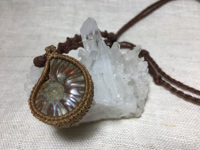 ギラギラ游色！アンモナイト化石・マクラメヘンプネックレス