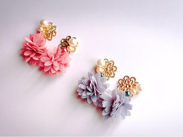 パールビジューと揺れるシフォンピアス/イヤリングの画像1枚目