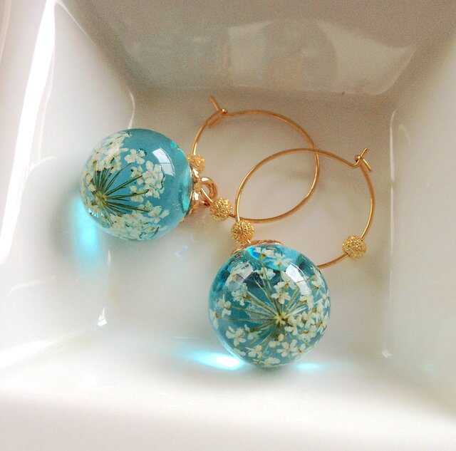 Blue Blooming flowers pierced earringsの画像1枚目