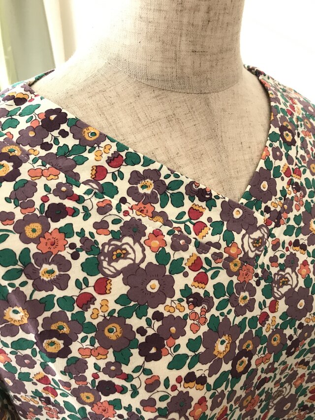 V衿ブラウスの画像1枚目
