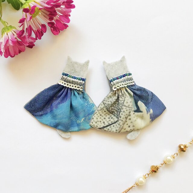 お呼ばれに【せなかねこイヤリング】グレー×ブルー(猫・ピアス・ビーズ・刺繍・フェルト・秋冬)の画像1枚目