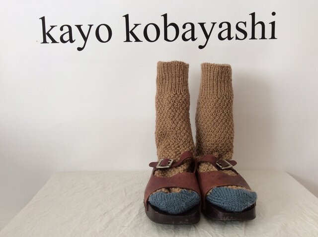 手編みの靴下 ベージュ 模様の画像1枚目