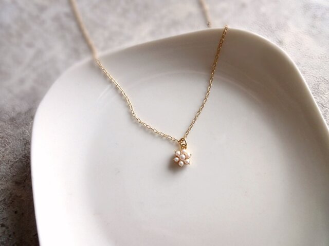 Necklace■小さなパールの花の画像1枚目