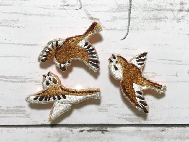 手刺繍浮世絵ブローチ*鍬形蕙斎「鳥獣略画式」の雀の画像1枚目