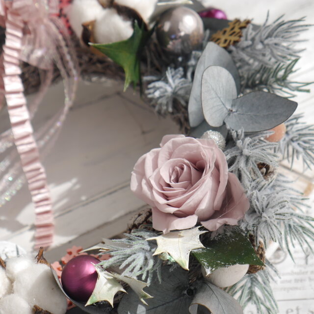 スモーキーピンクのクリスマスリース | iichi 日々の暮らしを心地よく