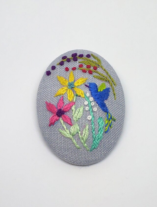 刺繍ブローチ・ことりとお花 (グレー)の画像1枚目
