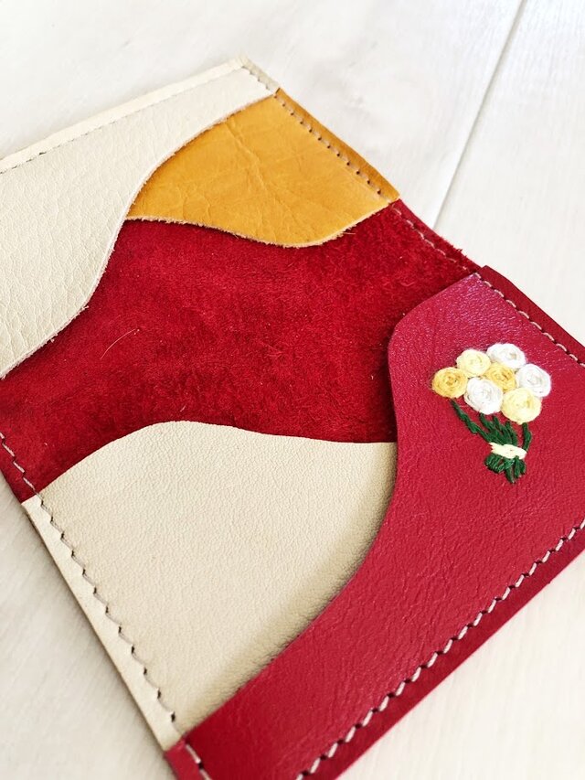 ワンポイント刺繍 カードケース 本革 レッド 刺しゅう バラの花束 名刺入れ パスケースの画像1枚目