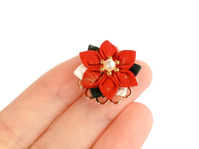 マスクにも】 ポインセチアのミニブローチ （ つまみ細工＊受注制作