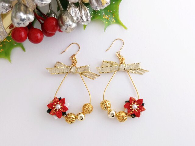 ポインセチアとフープのピアス -レッド- *つまみ細工*の画像1枚目