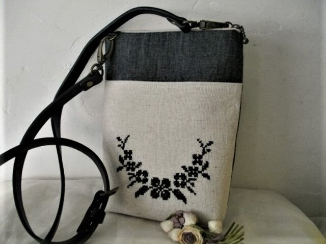 クロスステッチ手刺繍リネンショルダー ポシェットbの画像1枚目