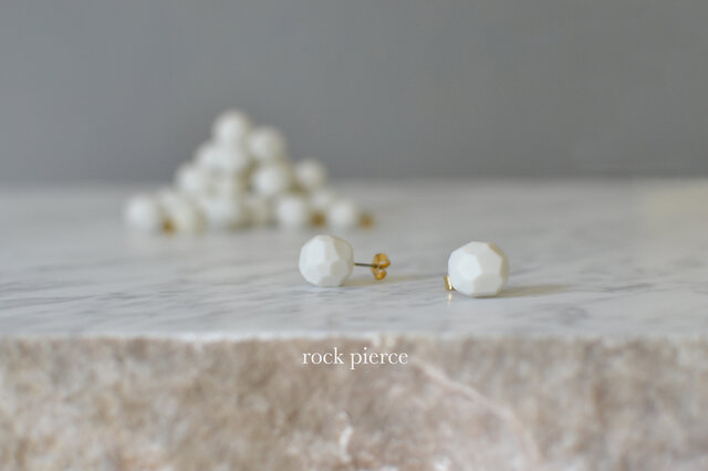 磁器のピアス "rock pierce"の画像1枚目