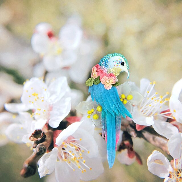 【Maua】 お花をまとった鳥のブローチの画像1枚目