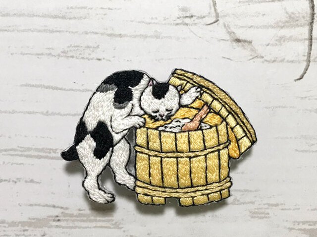 手刺繍浮世絵ブローチ*歌川国利「ねこ尽」よりの画像1枚目
