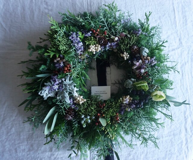 受注製作:お花畑のようなグリーンベースのクリスマスリースの画像1枚目