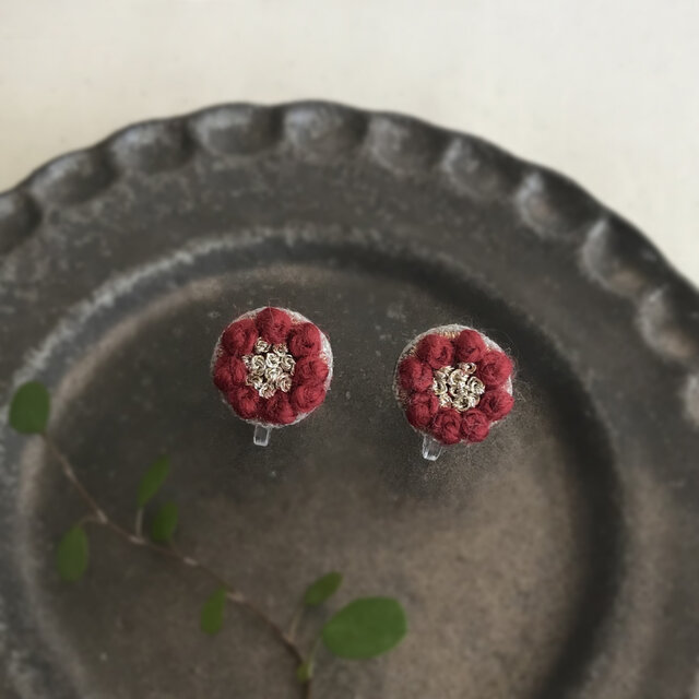 ふわもこ刺繍イヤリング (レッド)【受注制作】の画像1枚目