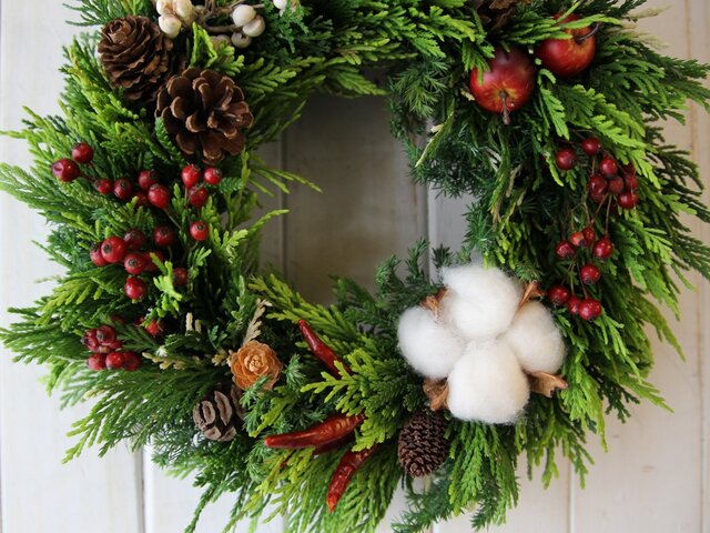 No145 ２種のバラと木の実とリンリンクリスマスリース❁*。2024 ヒバと木の実いろいろクリスマスリース | iichi 日々の暮らしを