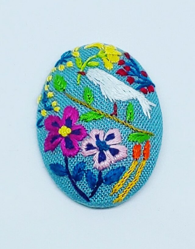 刺繍ブローチ・ことりとお花(リネンブルーの画像1枚目