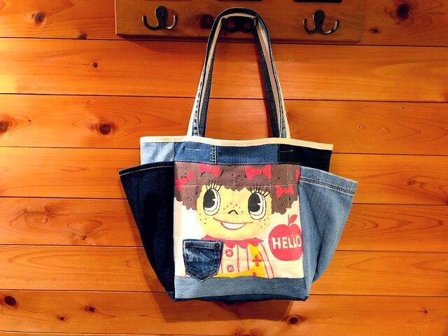 ヨコ型A4すっぽり・肩掛けOK★サイドポケット★ハンドメイド★マザーズバッグ トートバッグ カバン デニムリメイクの画像1枚目