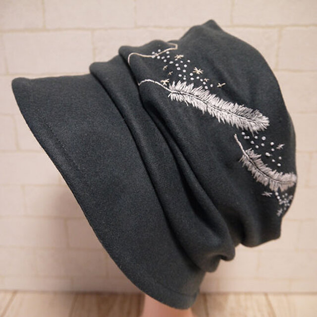 圧縮ラムウールニット生地で作ったクロッシェ（羽）